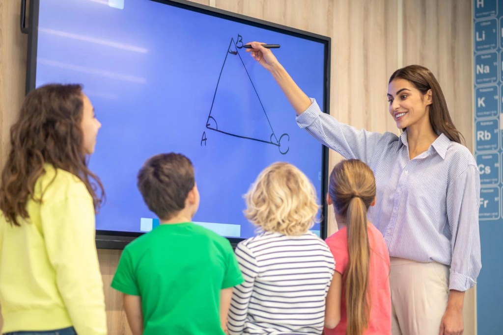 Effective Ways Teachers can Maximise Digital Board for Classroom